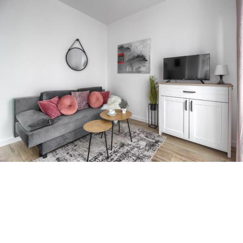 M&R Apartament Airport&Business Wynalazek - fast WI-Fi - underground garage - self check-in - Netflix - 6 min from Chopin Airport