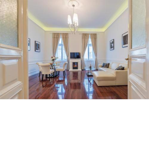 Music Academy Bedroom Suite Café Vian Apartman Kft