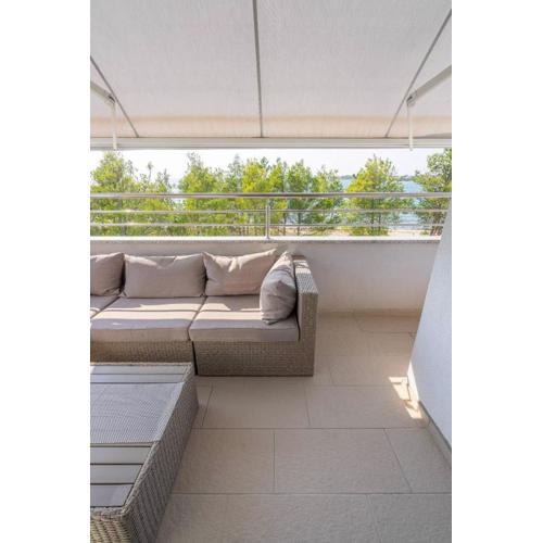 MY DALMATIA - Sea view apartment Privlaka with free private parking