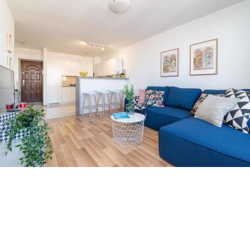 Navy Aesthetic Apartment with Balcony by Noclegi Renters