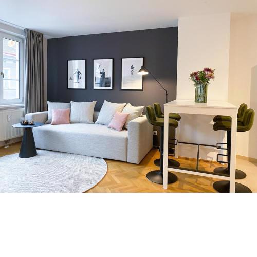 Nest perfect for 2-4 hip area and free parking