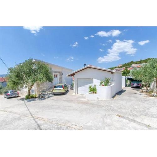 Nette Wohnung In Komarna Mit Terrasse Und Garten