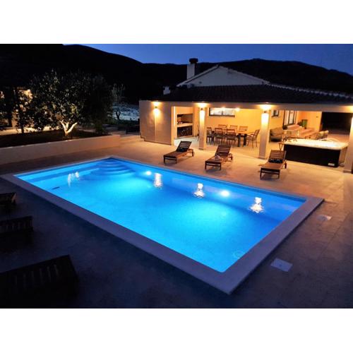 NEW- Villa Olive Oasis -the heated pool & jacuzzi