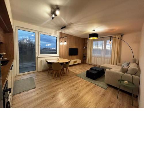 New 2 Bedroom apartment by the airport - FREE PARKING