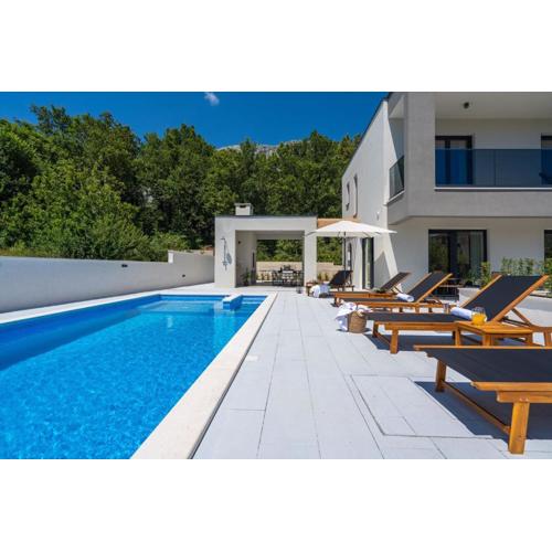 NEW! 3-bedroom villa Pera with heated pool, 7km from beach