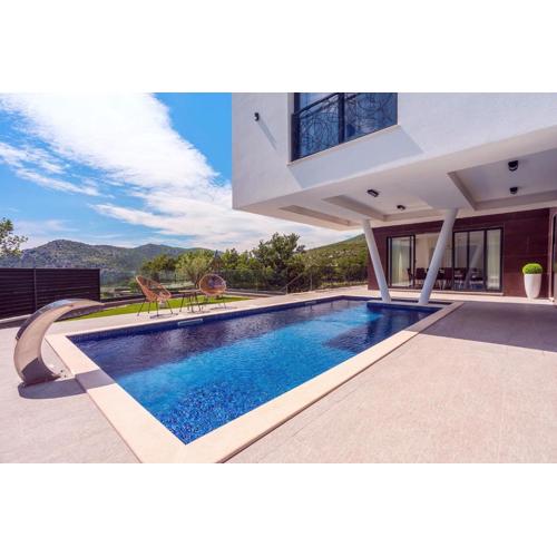 New and stylish Villa Bruna with 32sqm heated pool, sauna, billiard and media room