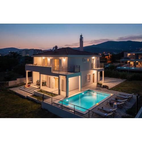 NEW Beachfront villa Pensa private pool, 3-bedroom