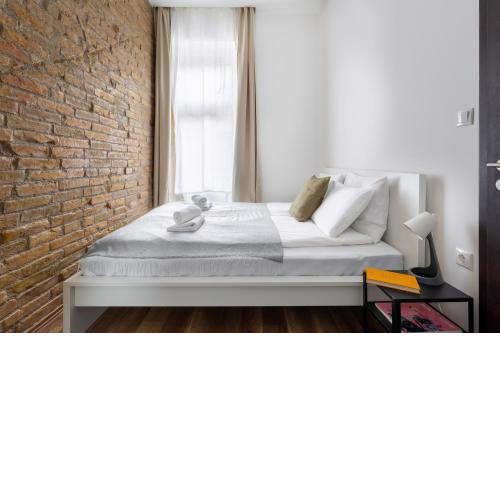 New, centrally located, but quiet 4 sleeper