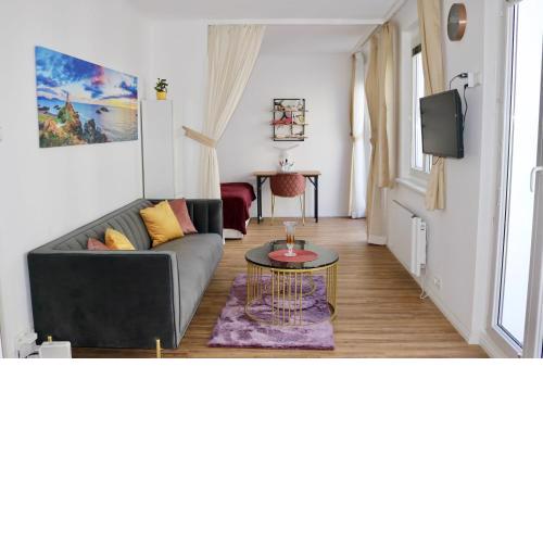 NEW City Terrace Apartment And Open Kitchen