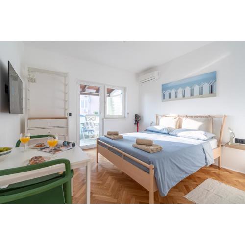 NEW! D31 Studio w2 Bikes, Sunny Terrace & Parking