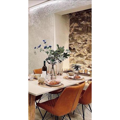 NEW Design & High Standard Apt from 16th Century in Old Town-FREE Parking