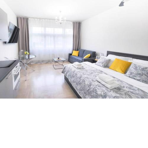 NEW Exclusive Residence with AC nearby METRO