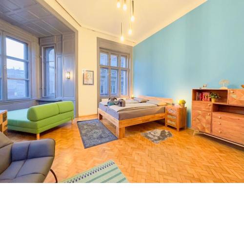 NEW! Huge Luxury 5BR Condo in Central Budapest - Rose House