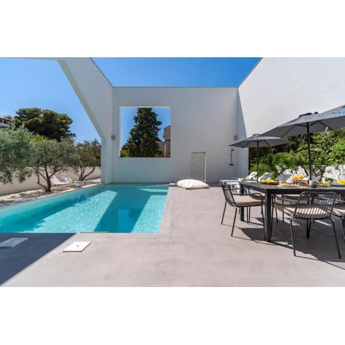 NEW! Luxury 5-bedroom Villa Altabianca with a Heated Pool, Finnish sauna, an outdoor Cinema, 50m from the beach