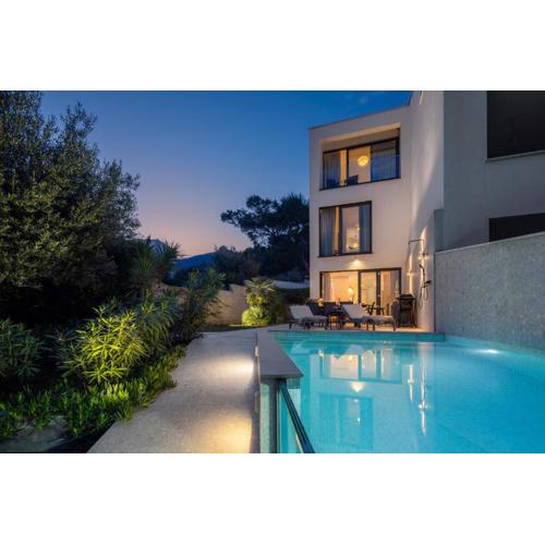 New Luxury Beachfront Villa Manera Bol with heated pool