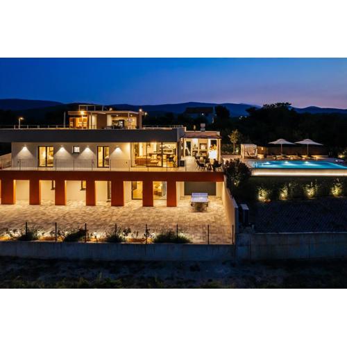 NEW Luxury Villa Colorful with 60sqm heated pool, jacuzzi, sauna, 6 bedrooms