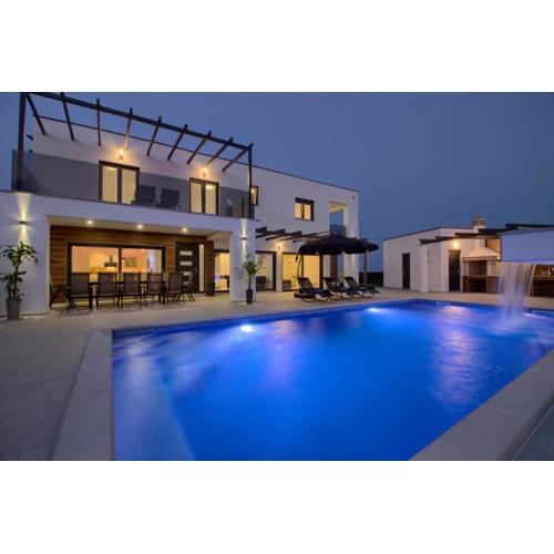 New luxury Villa with extra heated pool with hydromassage, biliard near town center