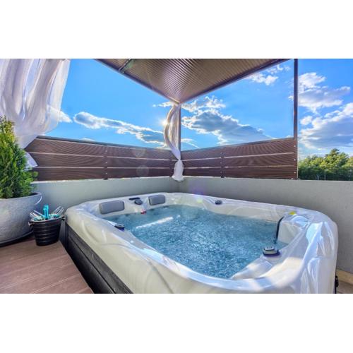 New, modern apartment with HOT TUB