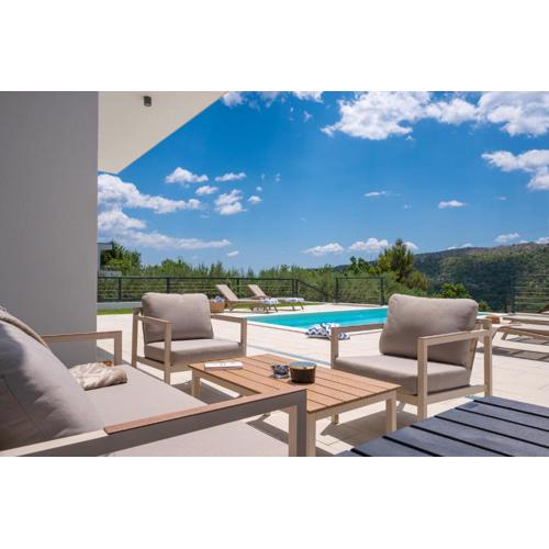 NEW! Modern Villa Nacle with heated Pool