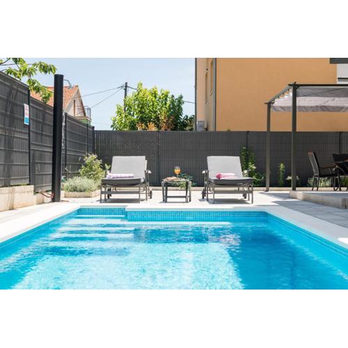 NEW, private heated swimming POOL, free parking, Trogir centar