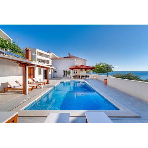 NEW! Seaview Villa MaToLi with heated 50sqm pool and 4 bedrooms, close to Split