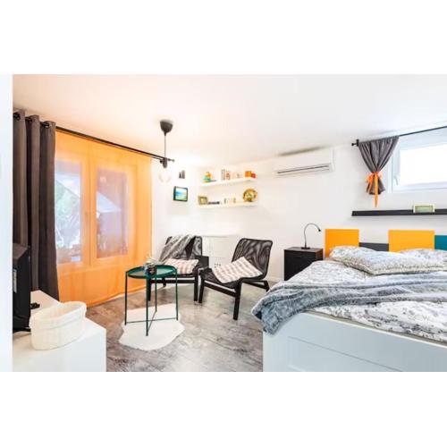 New Studio Apartment Emmy with free street parking