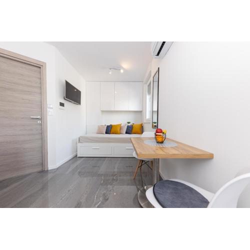 New Studio for 2, Free Private Garage Spot, Wi-Fi, 200 m from Mall of Split
