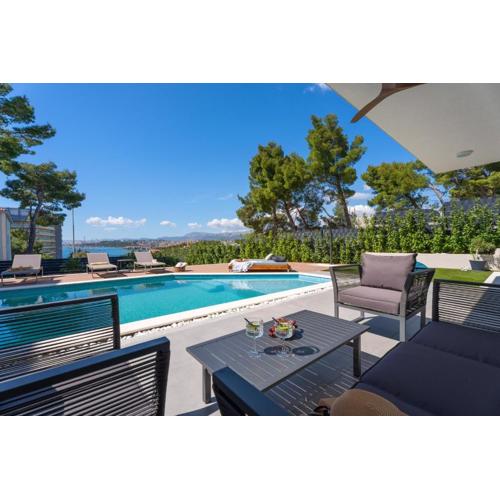 NEW Stylish 5-bedroom villa Aride with pool, sea views