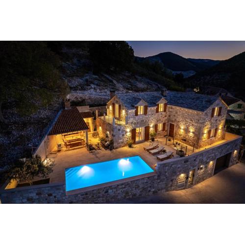 New Villa Ani! Traditional and luxurious 4-bedroom villa with heated pool and sea views