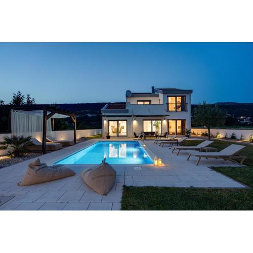 NEW Villa Anja is a 4 bedroom villa with a 32 sqm heated pool near Imotski