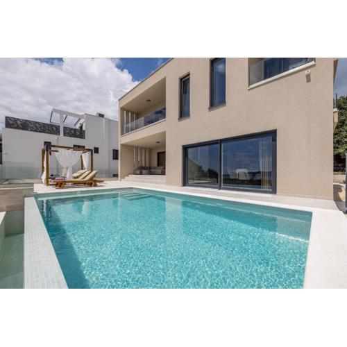 New Villa Coco Maison with heated infinity pool