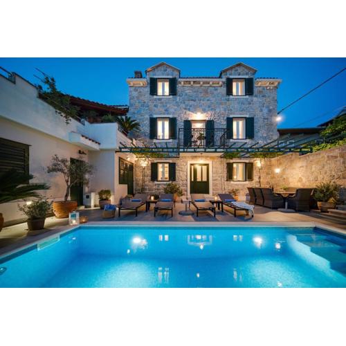 NEW Villa Filipetti in Makarska center, 4 en-suite bedrooms charming stone house, heated private pool, 600m from beach
