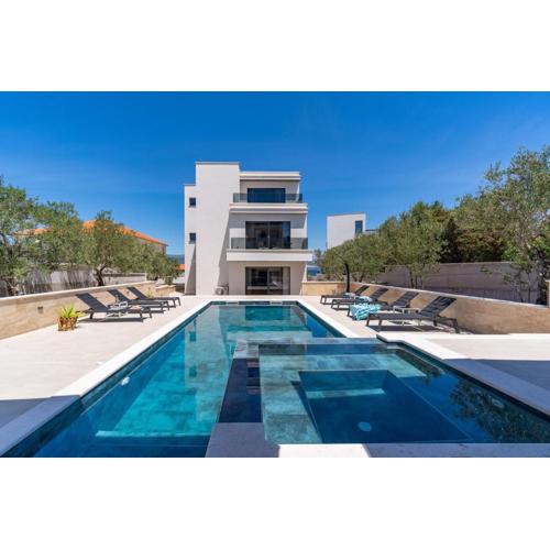 NEW! Villa Lady Maris with heated private pool, 5 en-suite bedrooms, 70m from beach
