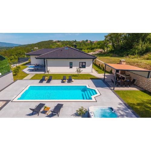 NEW! Villa Lauret with Hot-Tub, Sauna, Heated Pool, 3 En Suite Bedrooms