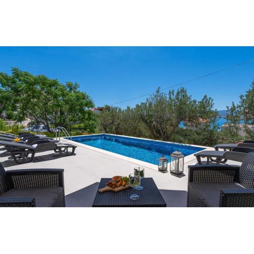 New! Villa Verde with 4 en-suite bedrooms, private pool, 200m from sandy beach