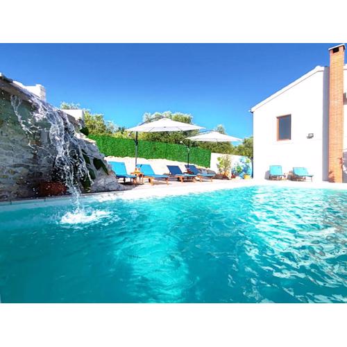 New!!! XL swimming pool with waterfall