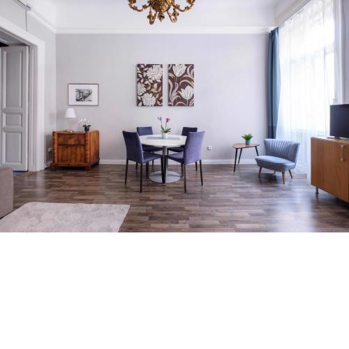 New York Cafe Apartment in Center