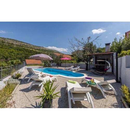 Newly refreshed property JOVI-relaxing, fenced, private, heated pool & view
