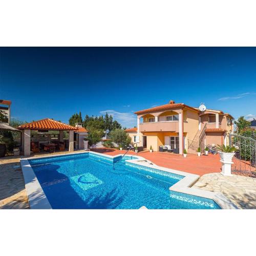 Nice Apartment In Stinjan With Wifi