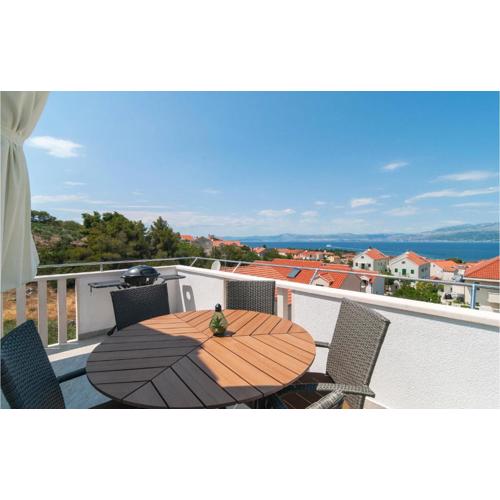 Nice Apartment In Supetar With Jacuzzi