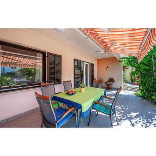 Nice Apartment In Valbandon With Wifi