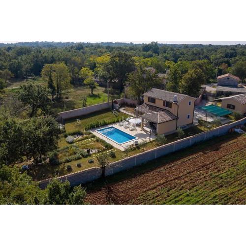 Nice holiday houses with Mediterranean garden
