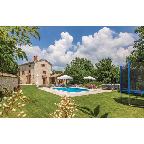 Nice Home In Basici With Jacuzzi