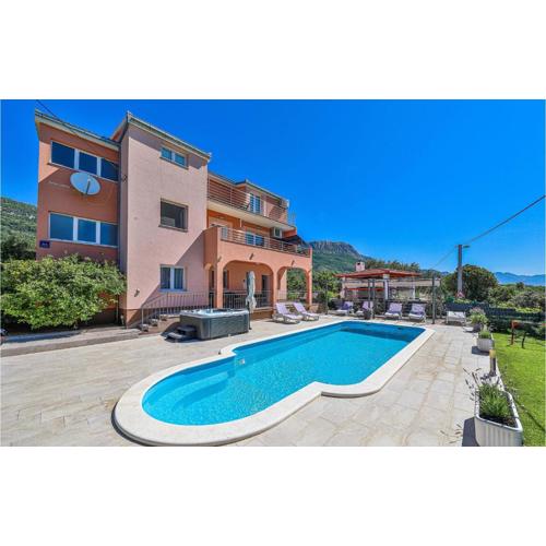 Nice Home In Kastel Luksic With Jacuzzi