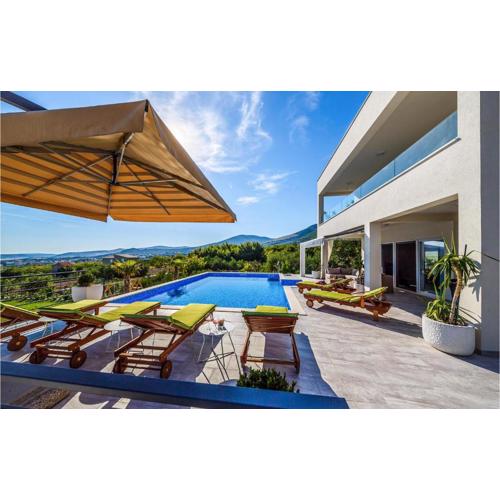 Nice Home In Kastel Stari With Jacuzzi