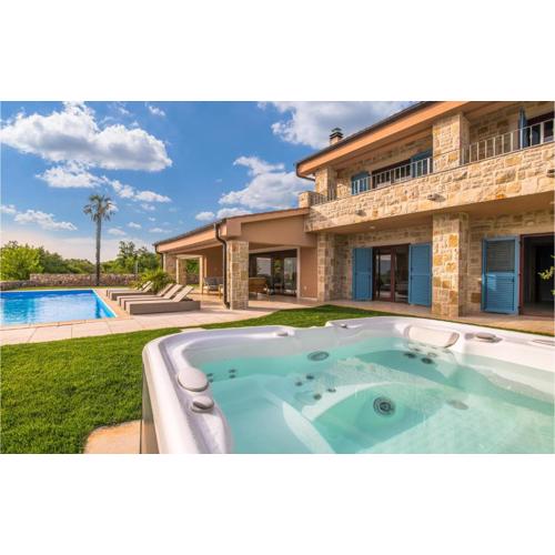 Nice Home In Linardici With Jacuzzi