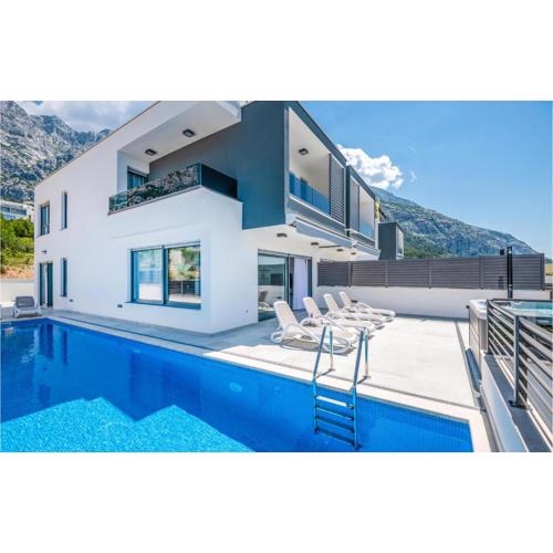 Nice Home In Makarska With Jacuzzi