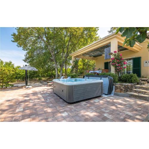 Nice Home In Ostrobradic With Jacuzzi