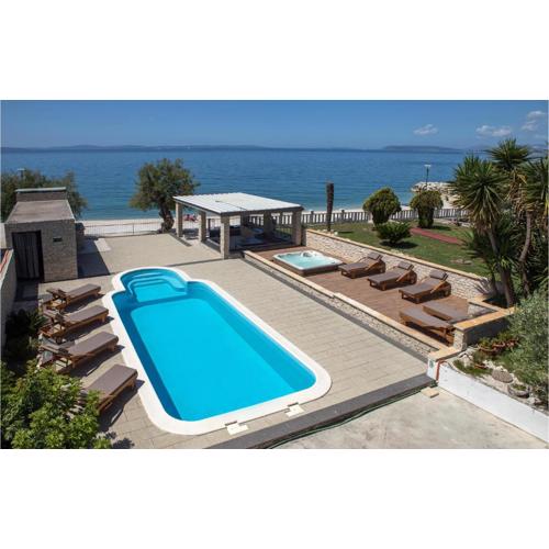 Nice Home In Podstrana With Jacuzzi