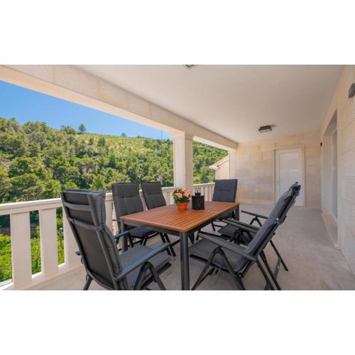 Nice Home In Pucisca With Jacuzzi